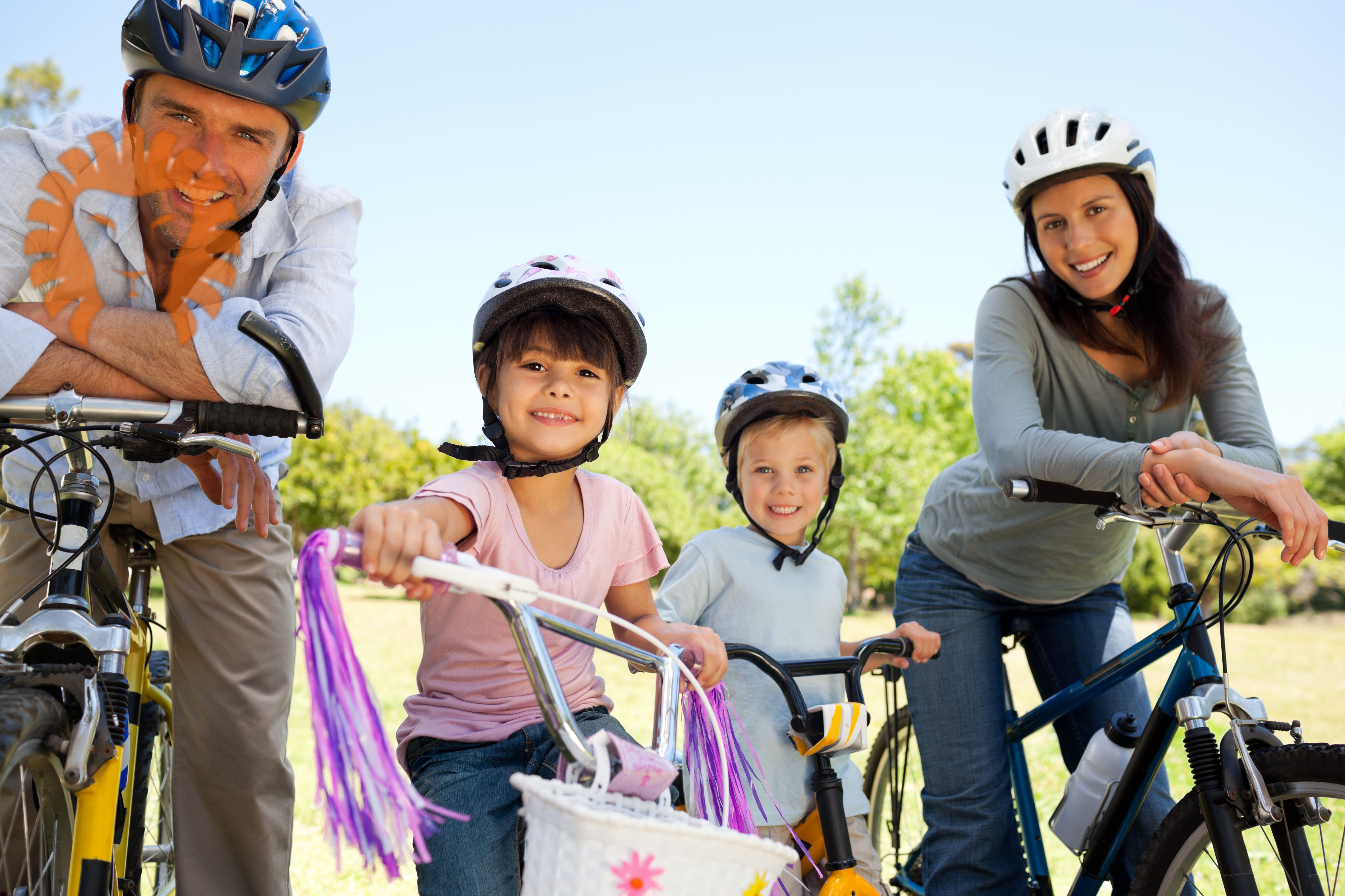 The children are riding bikes. Велосипеды для всей семьи. Дети с велосипедом. Семья на велосипедах. Велопрогулки семьей.