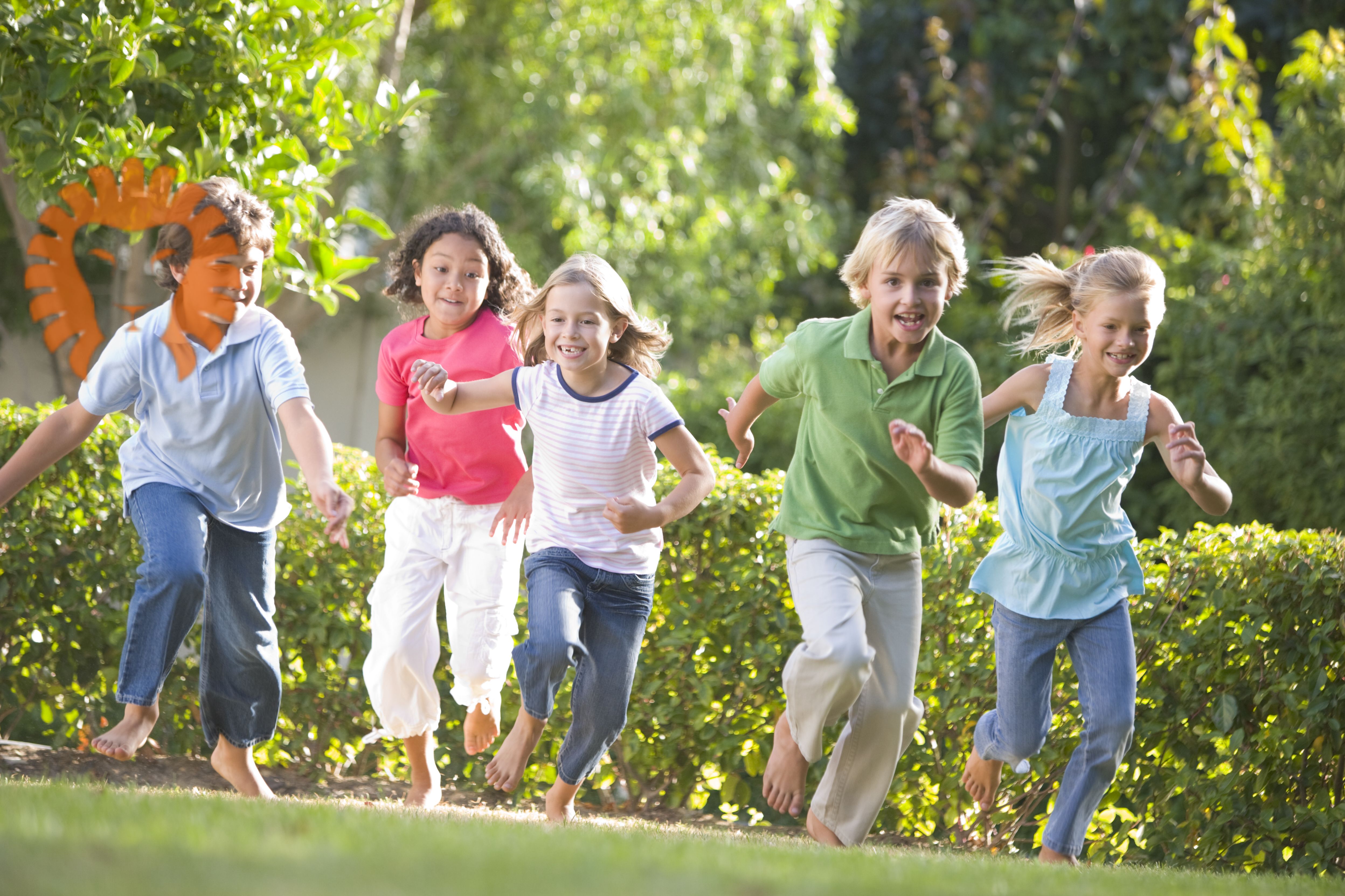 Дети бегают во дворе. Прогулки на свежем воздухе. Дети на прогулке. Дети бегут. Ребёнок на свежем фодухе.