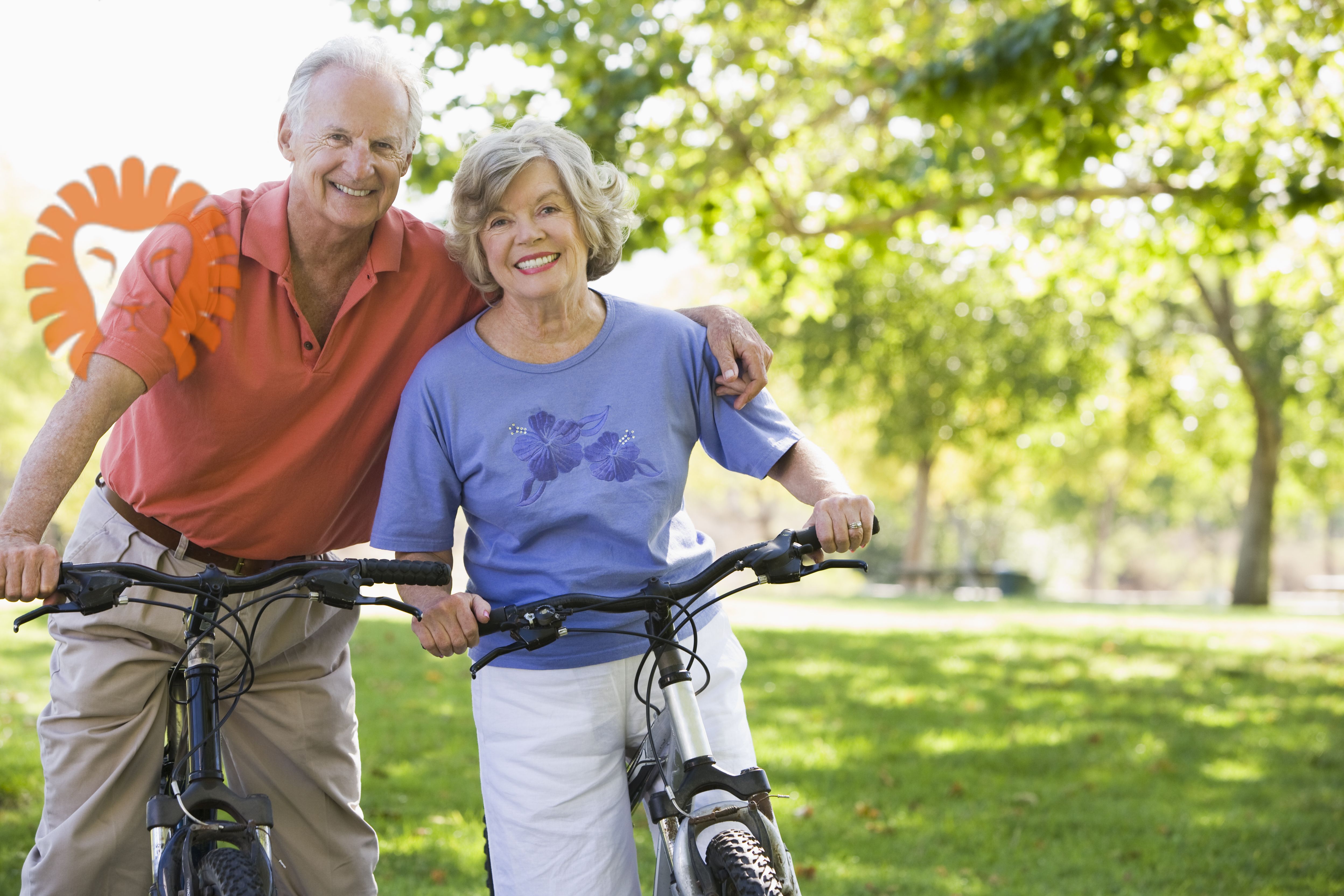 Счастливое долголетие. Здоровые пожилые люди. Пожилая пара на велосипедах. Езда на велосипеде пожилые. ЗОЖ для пожилых.